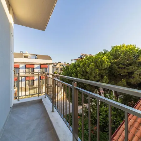 Central Flat With Balcony And Terrace In Muratpasa Apartamento