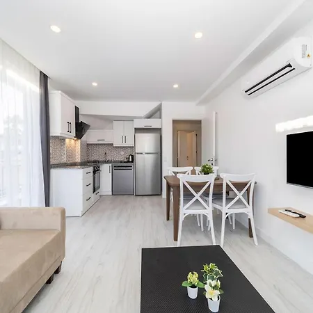 Central Flat With Balcony And Terrace In Muratpasa Apartamento