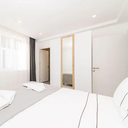 Central Flat With Balcony And Terrace In Muratpasa *